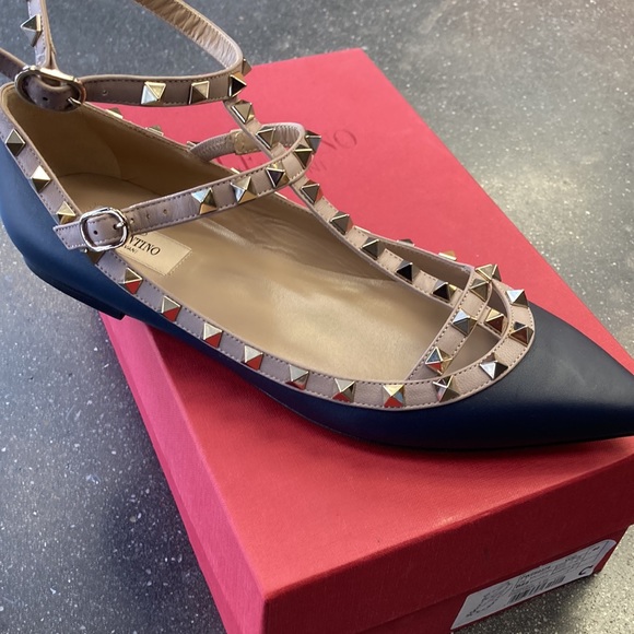 Valentino Garavani navy Flats size 40 size 10 with gold studs - Picture 3 of 4